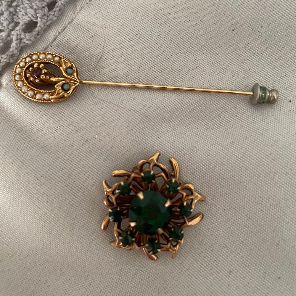 Two charming vintage brooches